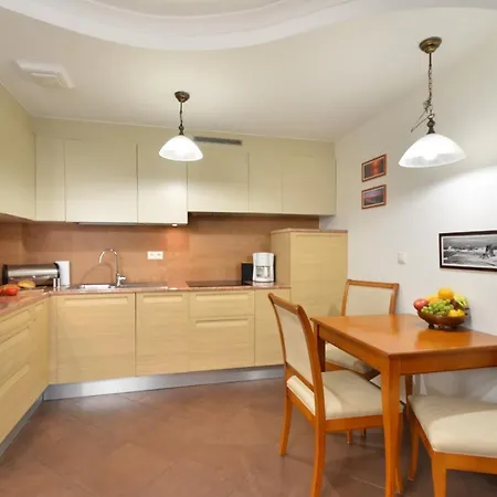 North Blue-velvet, Parking ウストカ